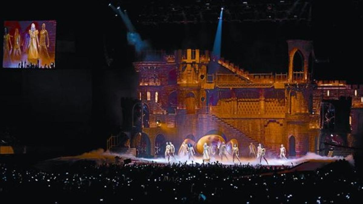 El castillo medieval de Lady Gaga, anocheen el Palau Sant Jordi.