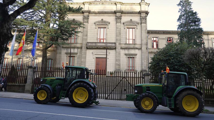 Los agricultores bloquean Santiago: las imágenes de la tractorada frente a la Xunta