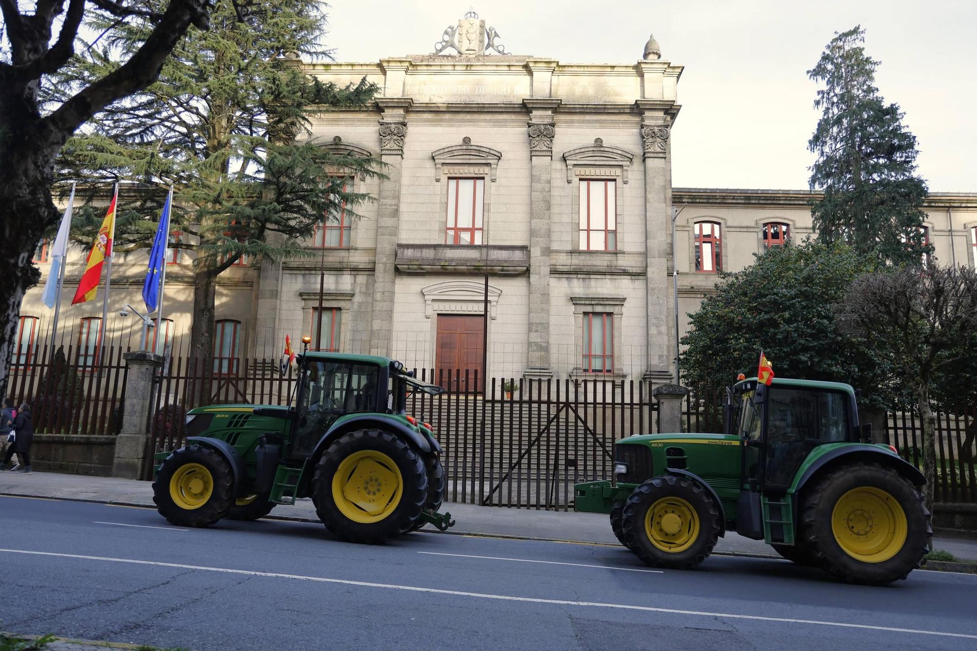 Los agricultores bloquean Santiago: las imágenes de la tractorada frente a la Xunta