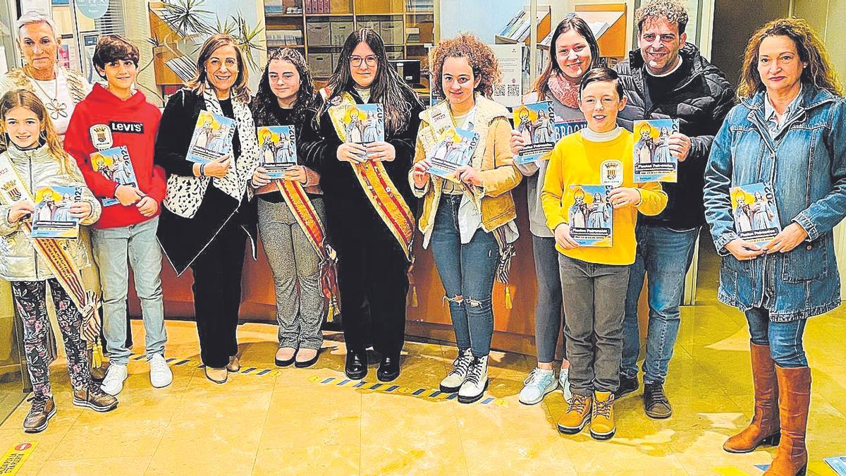 Las reinas y damas, junto a la alcaldesa y concejales, con el programa de las celebraciones.