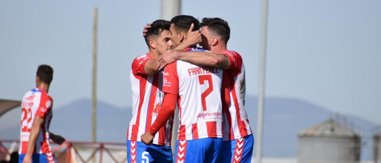 Los jugadores del Don Benito celebran el gol ante el Atlético Paso.
