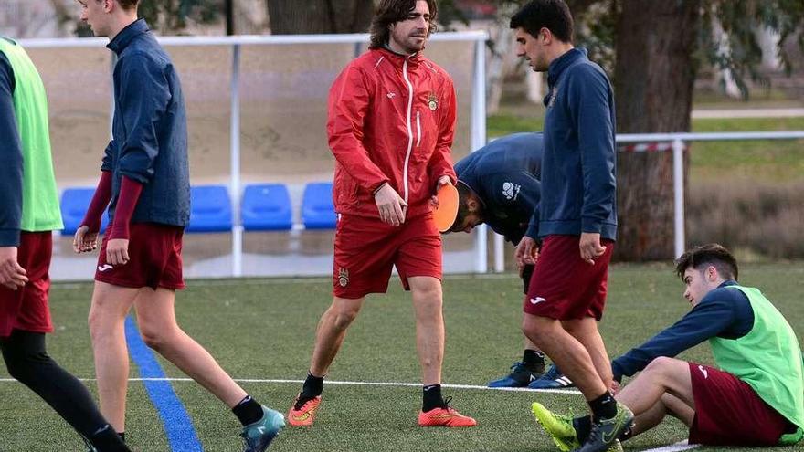 Luismi durante un entrenamiento en A Xunqueira en el que contó con Juan Barbeito y Fraga. // Rafa Vázquez