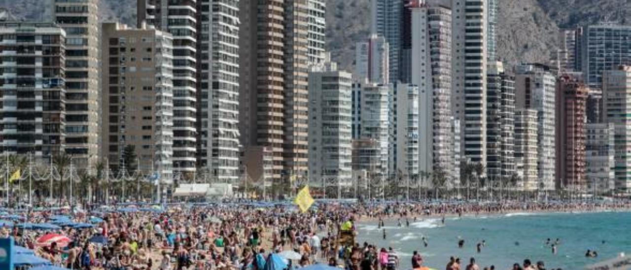 Imagen que presentaba la playa de Levante de Benidorm el pasado Jueves Santo, cuando se llenó como durante el verano.