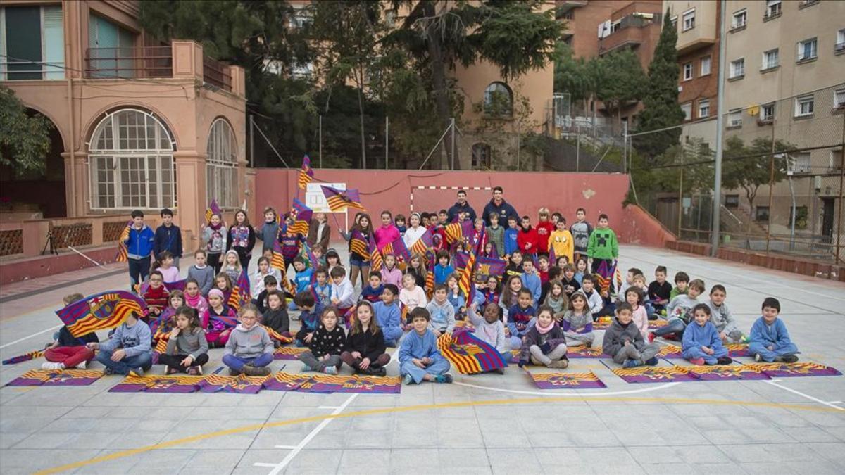 Los jugadores del Barça Lassa durante su visita a los niños de l'Escola del Mar