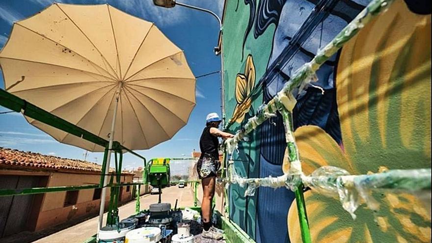 Amaia Arrazola y Txemy observan el mural realizado en el colegio.  | SERVICIO ESPECIAL