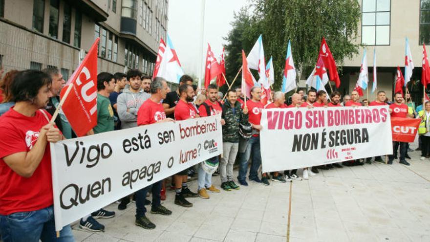 Los bomberos de Vigo trasladan su protesta a los juzgados