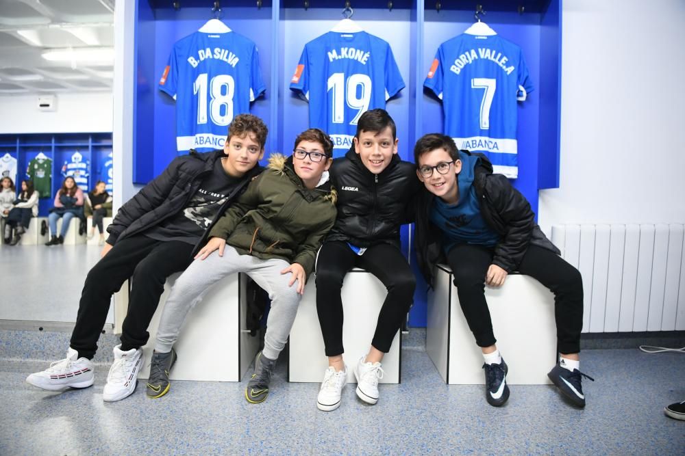 Los estudiantes han realizado un recorrido por los rincones del estadio de Riazor - Han conocido a los jugadores Martí Vilà, del Fabril, y Silvia y Cris, del Dépor Abanca