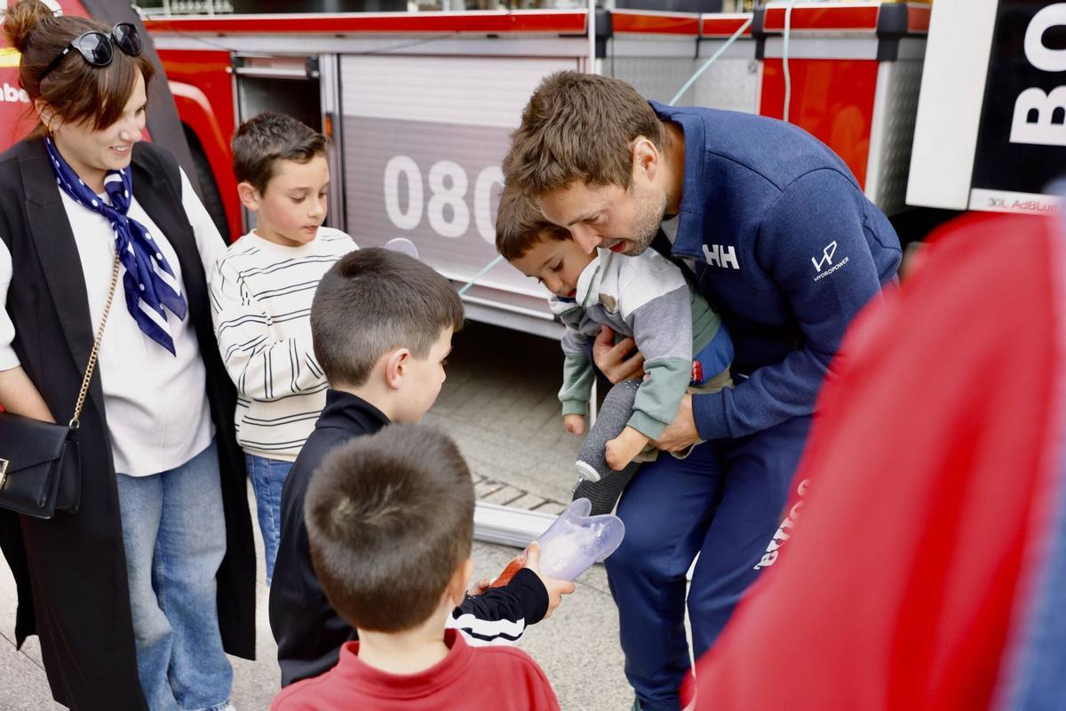 En imágenes: así fue la jornada de los bomberos con el pequeño Mael