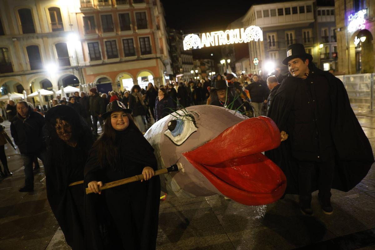 EN IMÁGENES: el entierro y quema de la sardina pone fin al multitudinario Antroxu de Avilés