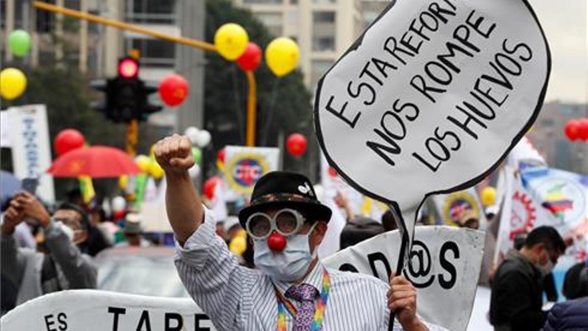 Un hombre marcha durante el paro nacional en Bogotá.