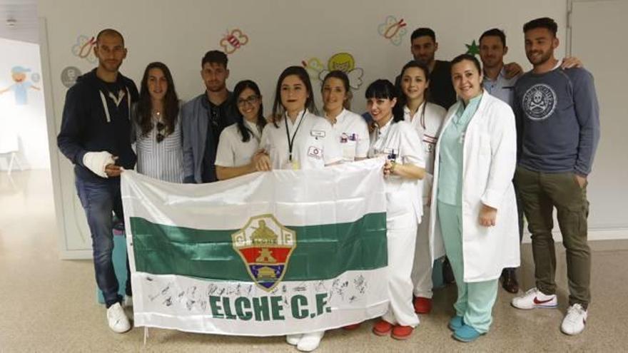 Una representación del Elche visitó ayer los hospitales de la ciudad.