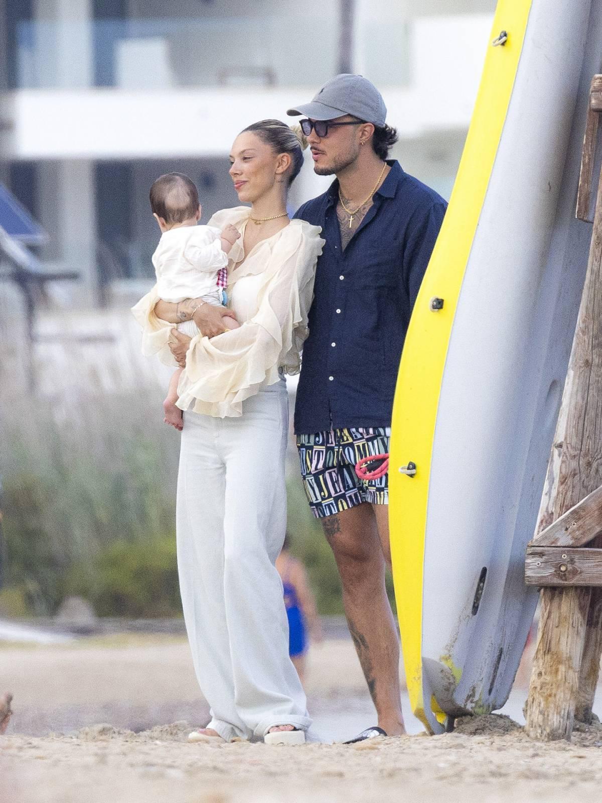 Carlo Costanzia y Alejandra Rubio disfrutan en compañía de su familia de unos días de desconexión en Ibiza