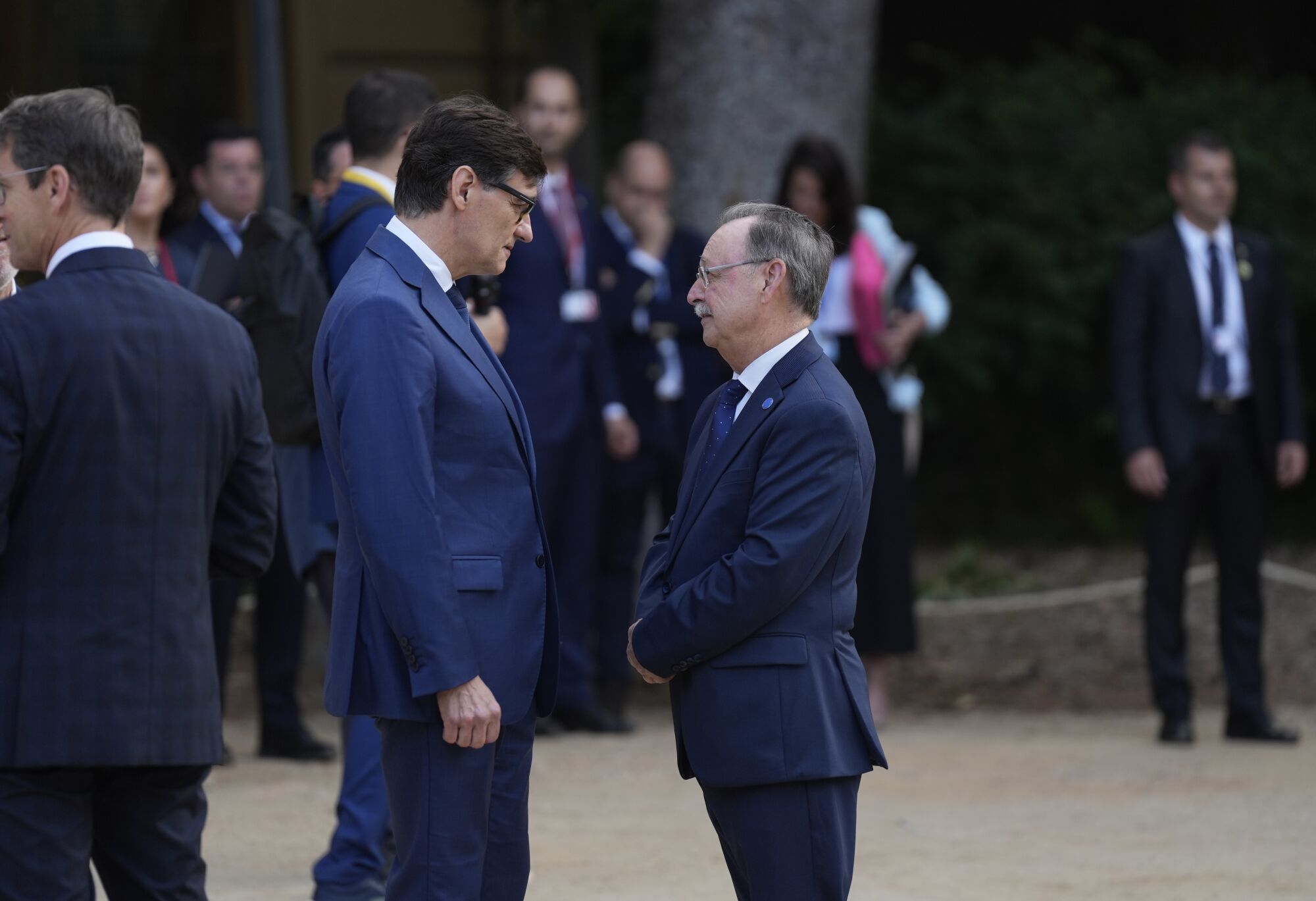 El presidente de la Generalitat de Cataluña, Salvor Illa (i), saluda al presidente de Ceuta, Juan Jesús Vivas (d), a su llegada a la XXVIII Conferencia de Presidentes, en Palau de Pedralbes de Barcelona, a 6 de junio de 2025, en Barcelona, Catalunya (España). Durante la conferencia se abordarán los 16 puntos de la agenda, ampliada tras la inclusión de las demandas de las Comunidades Autónomas, que contemplan entre otros asuntos la reforma de la financiación autonómica, el control de fronteras, la política migratoria, el acceso a la vivienda, la situación energética y la reforma del Poder Judicial. Por primera vez, los presidentes autonómicos pueden intervenir en las lenguas cooficiales de sus territorios con traducción simultánea. 06 JUNIO 2025;CONFERENCIA;PRESIDENTES;GOBIERNO David Zorrakino / Europa Press 06/06/2025. JUAN JESÚS VIVAS;SALVADOR ILLA;David Zorrakino;