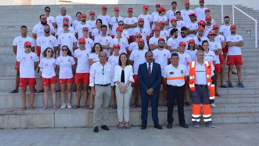 La alcaldesa de la ciudad, Mari Carmen Moreno, junto a los voluntarios del plan COPLA