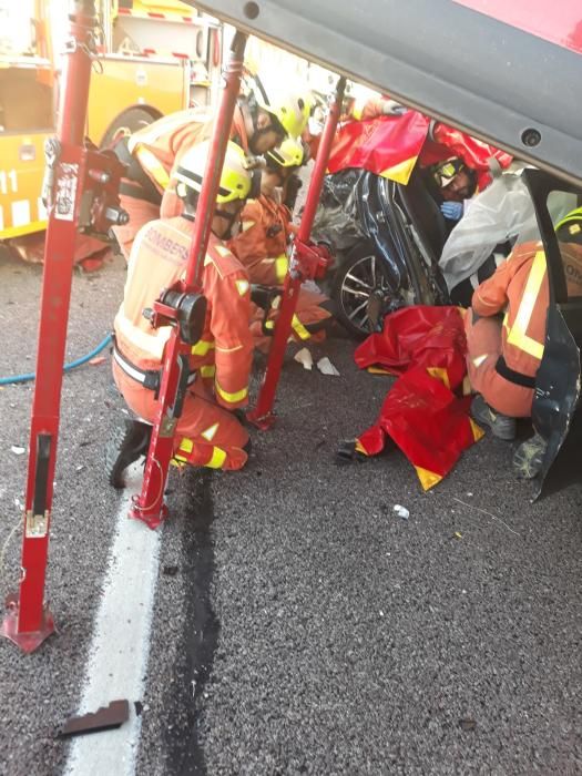 Excarcelan a un conductor tras colisionar su vehículo con un camión en la A-7