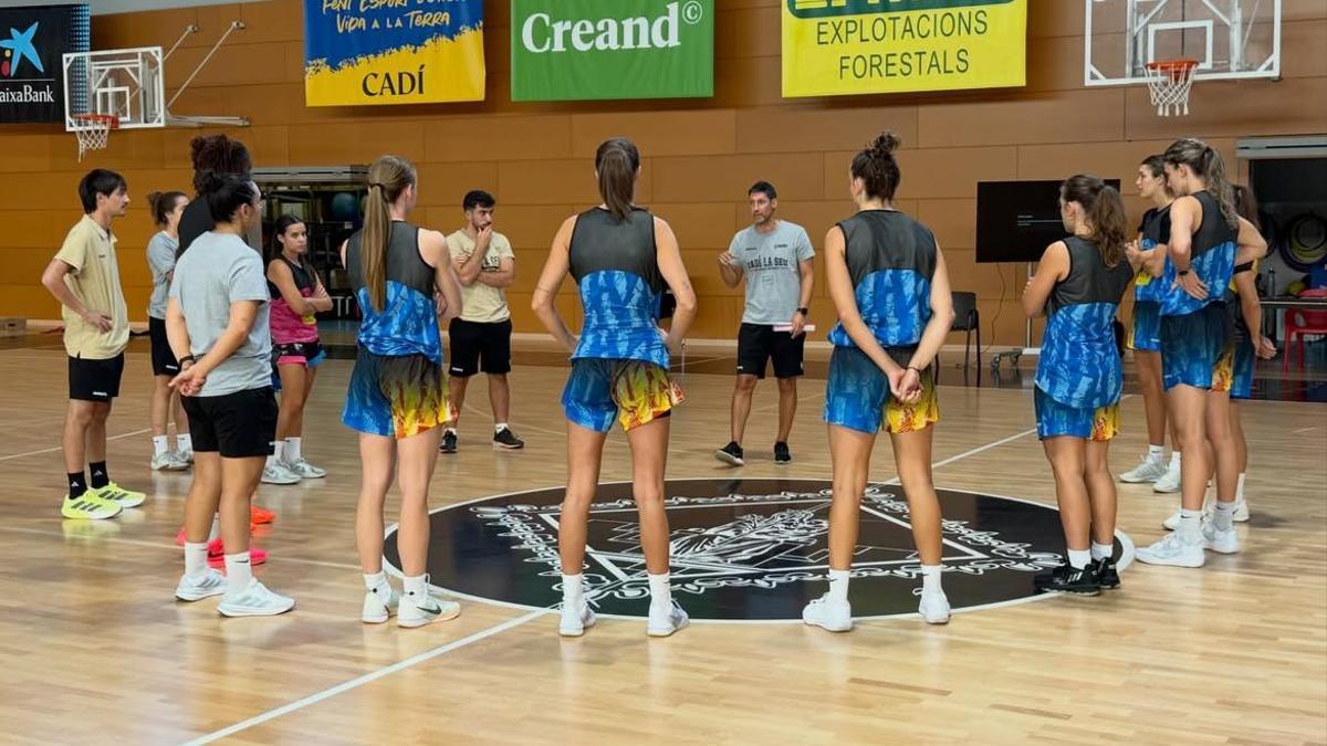 Les jugadores i cos tècnic del Cadí La Seu en el primer entrenament de la temporada