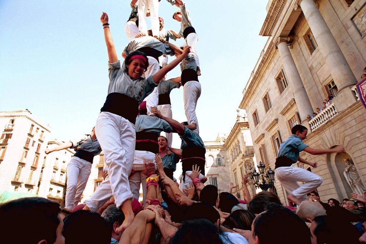 Mercè 1999. JORNADA DE LAS COLLES CASTELLERAS DE BARCELONA, EN LA FOTO ELS CASTELLERS DE SANTS COMPLETAN UN 4 DE 8.