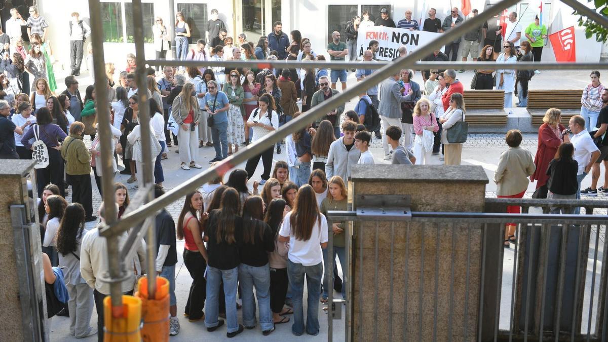 Las familias del instituto de Zalaeta de A Coruña convocan una nueva concentración delante de Nuevos Ministerios