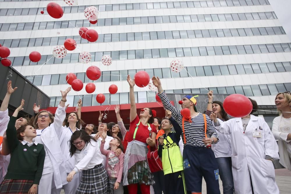 Suelta de globos en el HUCA por el día del niño hospitalizado