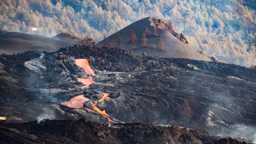 La ceniza del volcán Cumbre Vieja vuelve a cerrar la isla de La Palma por aire