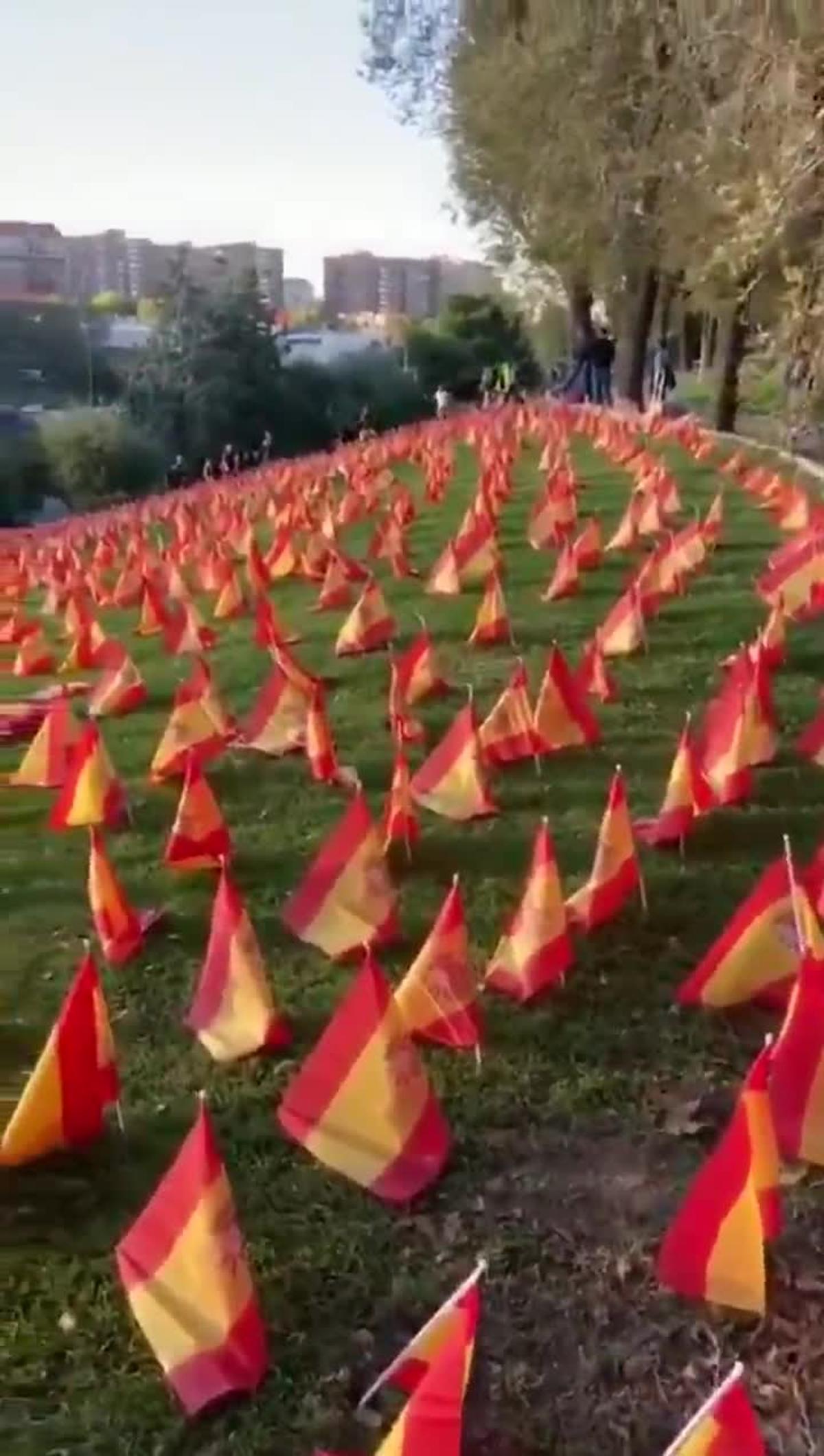 Colocan más de 50.000 banderas de España en homenaje por los muertos del coronavirus