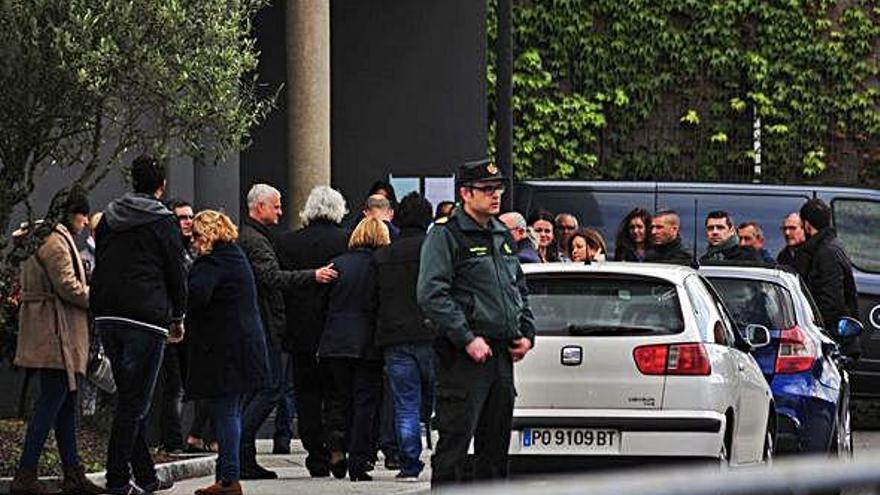 Llegada de los coches fúnebres al tanatorio de Iria Flavia, en Padrón.