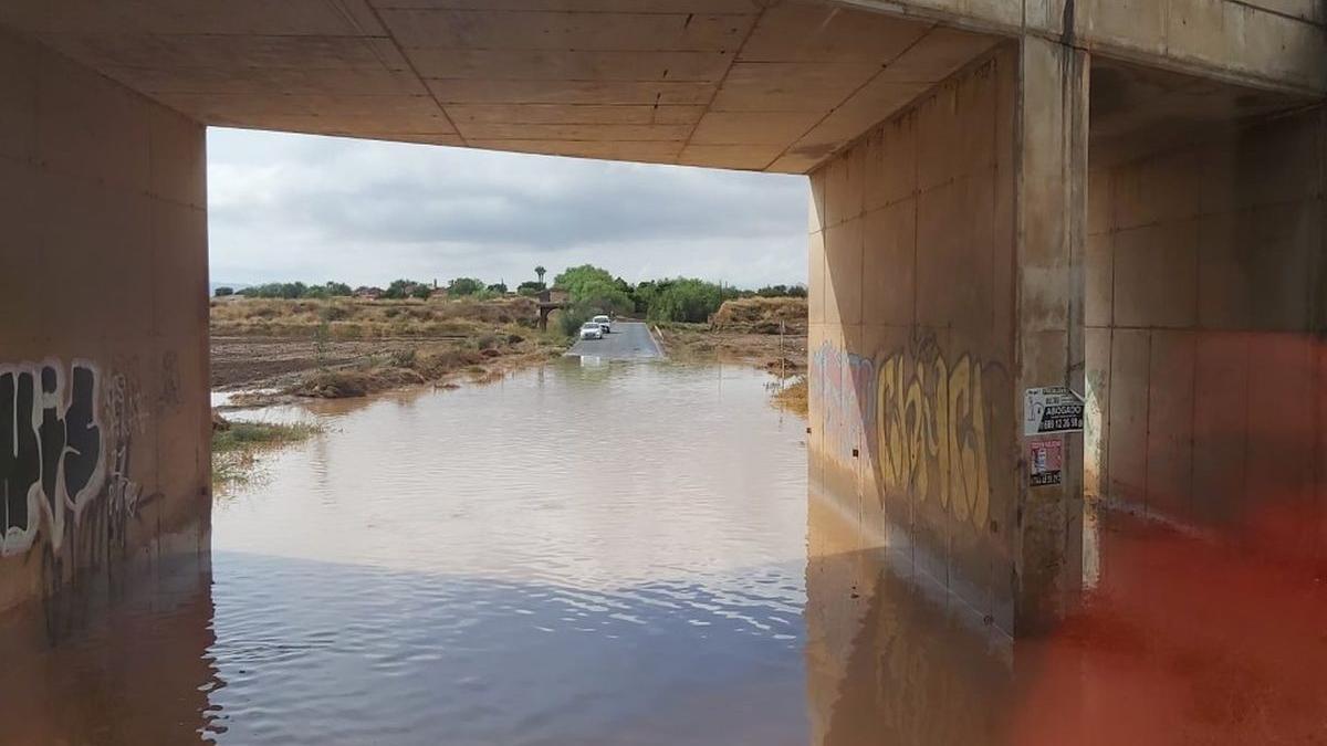 Una carretera de Cartagena, anegada de agua tras las lluvias.