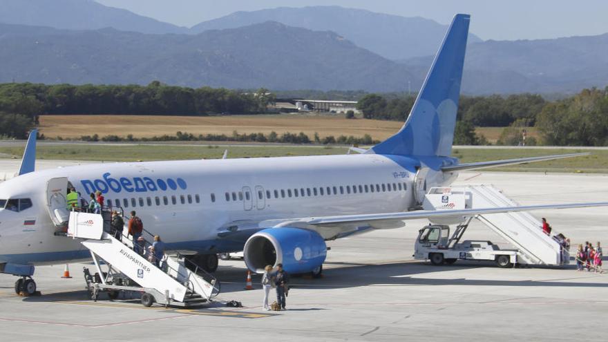 Pla obert d&#039;un avió de Pobeda Airlines aparcat a les pistes de l&#039;Aeroport Girona-Costa Brava el 2 d&#039;octubre de 2019.