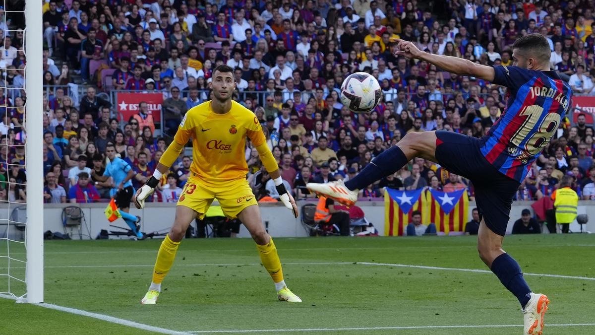 Jordi Alba remata ante la meta de Dominik Greif.