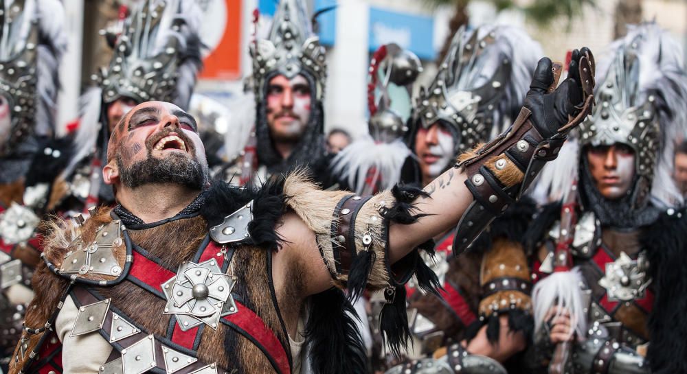 Los bailes y los trajes de los componentes de las comparsas llenaron la calle Alicante y la avenida Ancha de Castelar de colorido y originalidad.