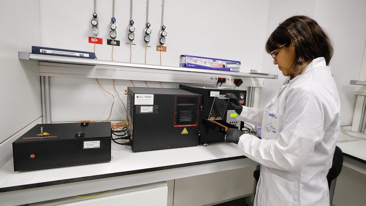 Una investigadora en un laboratorio de Canarias.