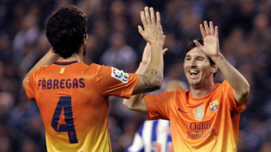 Leo Messi celebra un gol con Fábregas.