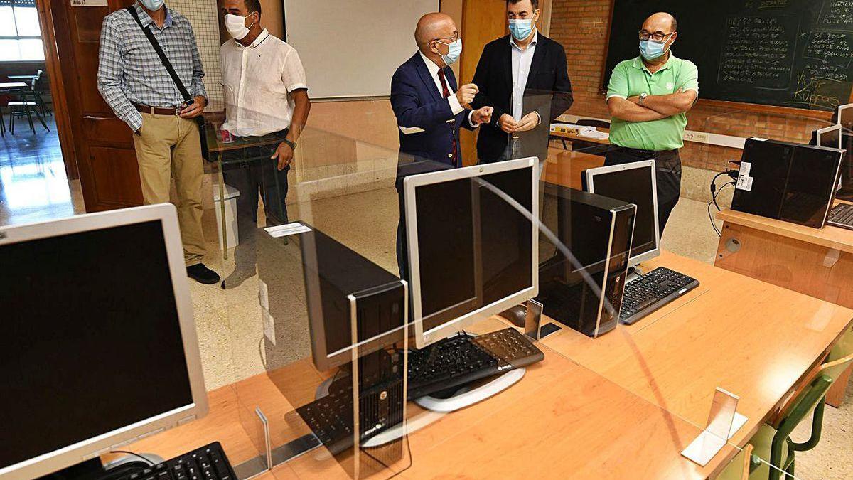 El conselleiro visita ayer un aula del CIFP A Xunqueira, con las mesas separadas con mamparas .