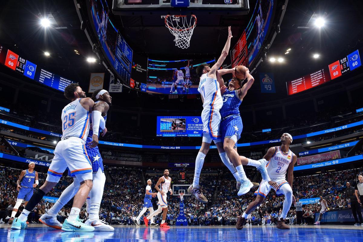 Una acción del partido entre los Thunder y los Magic