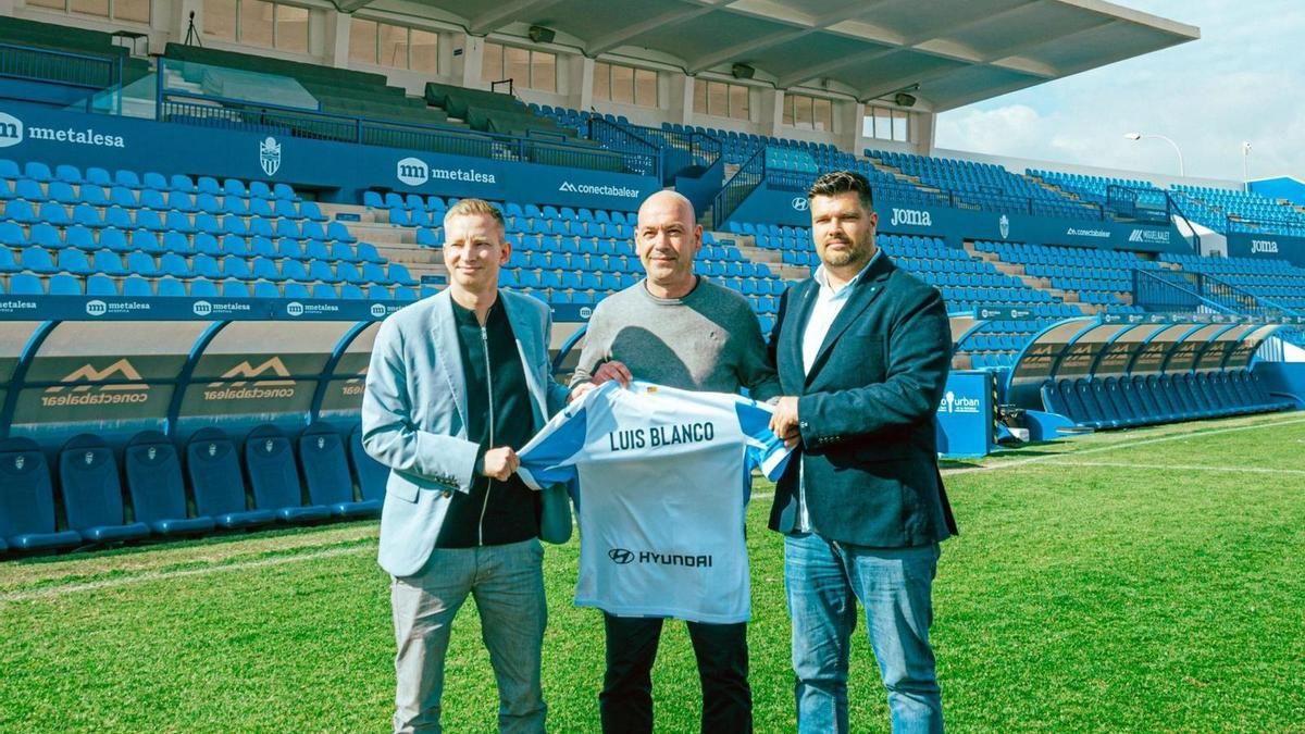 Messow, Blanco y Julià, el día de la presentación del técnico hace cuatro meses