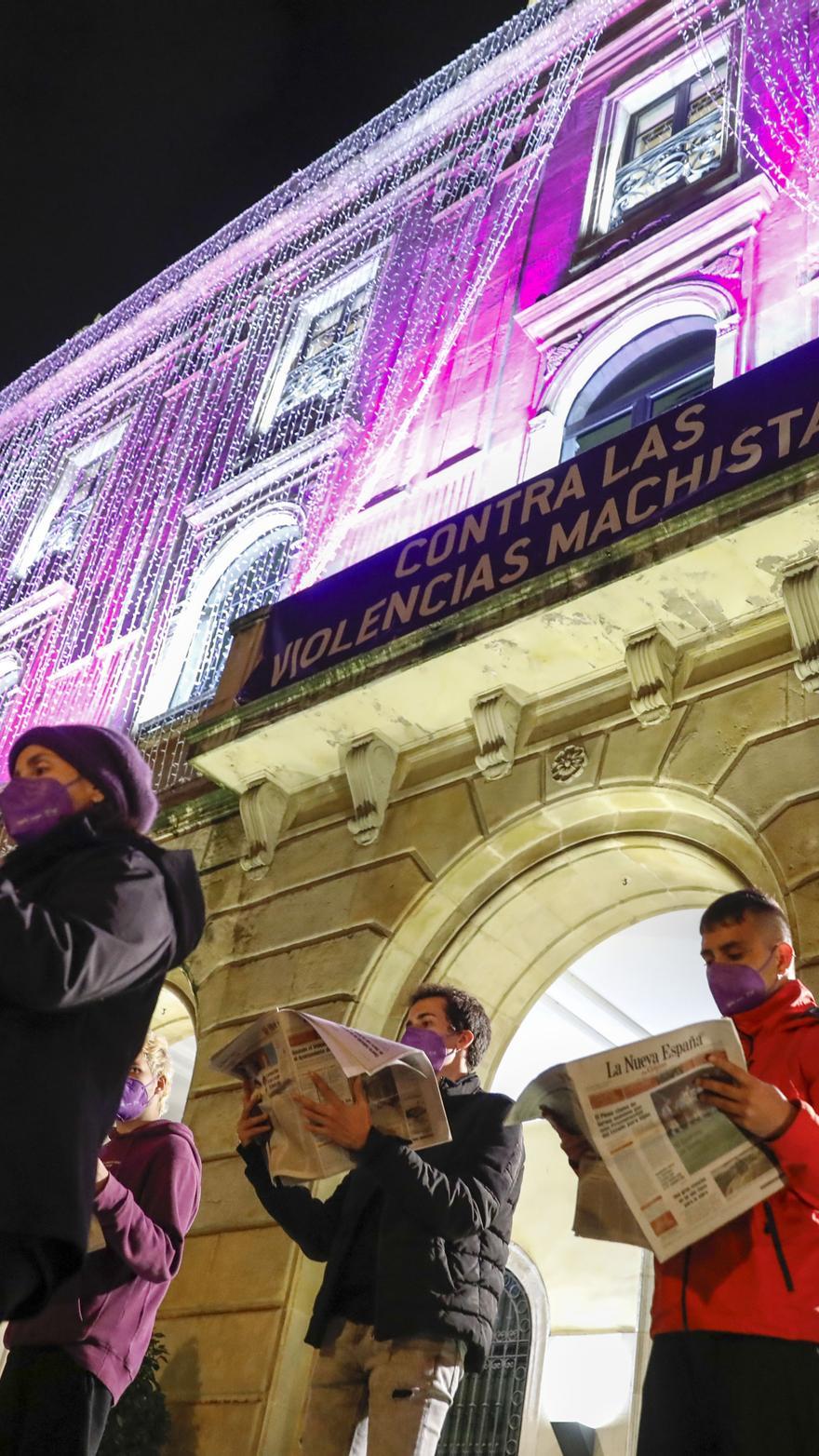 Centenares de personas asisten al acto institucional por el 25-N, en la Plaza Mayor de Gijón