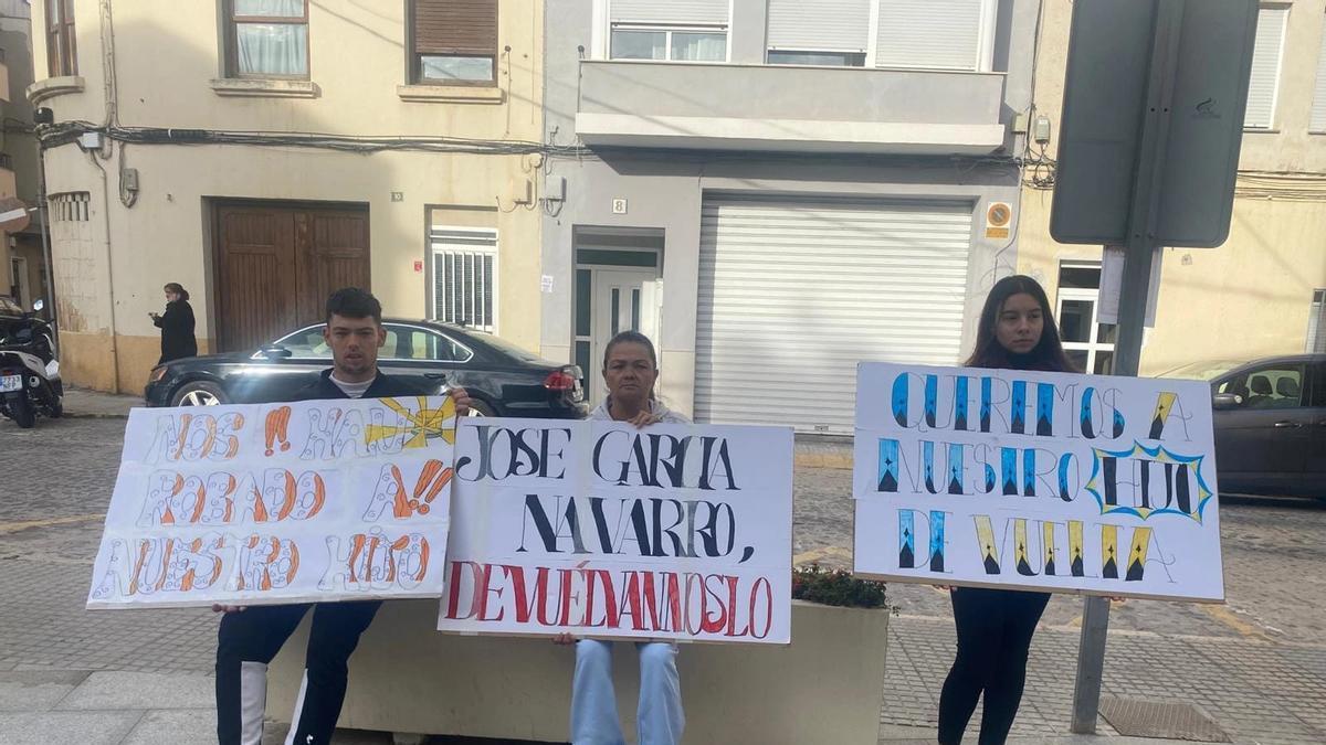 Carlos y Andrea, en una de las protestas organizadas a las puertas del ayuntamiento de Oliva.