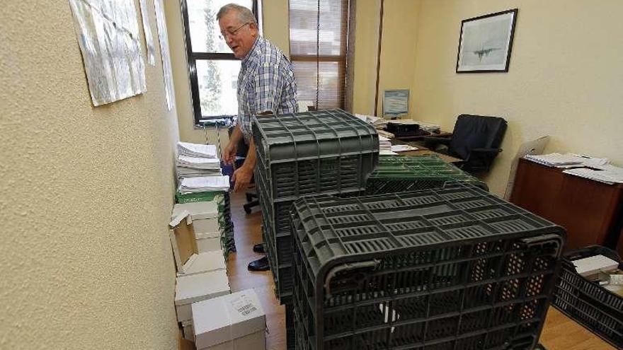 El secretario del Servicio de Notificaciones y Embargos, ante las cajas en las que trasladarán los expedientes al Casco Vello. // J. Santomé