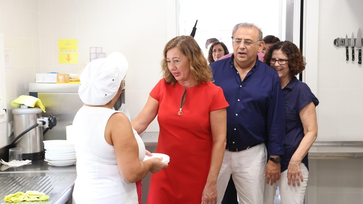 Francina Armengol, ayer, visitando la escoleta pública de Santa Ponça.