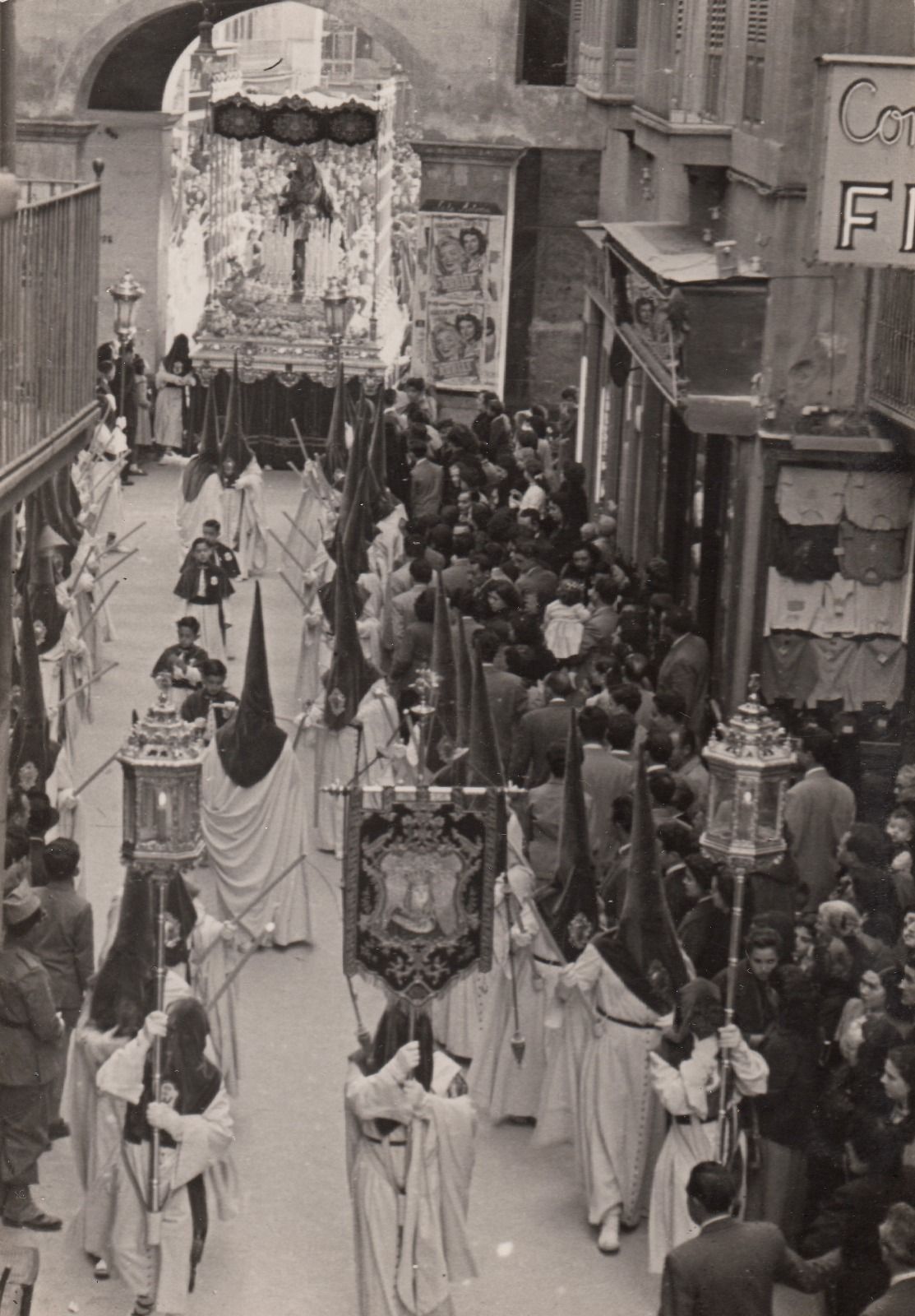 La cofradía procesionando en la calle San Miguel el Jueves Santo de 1955.