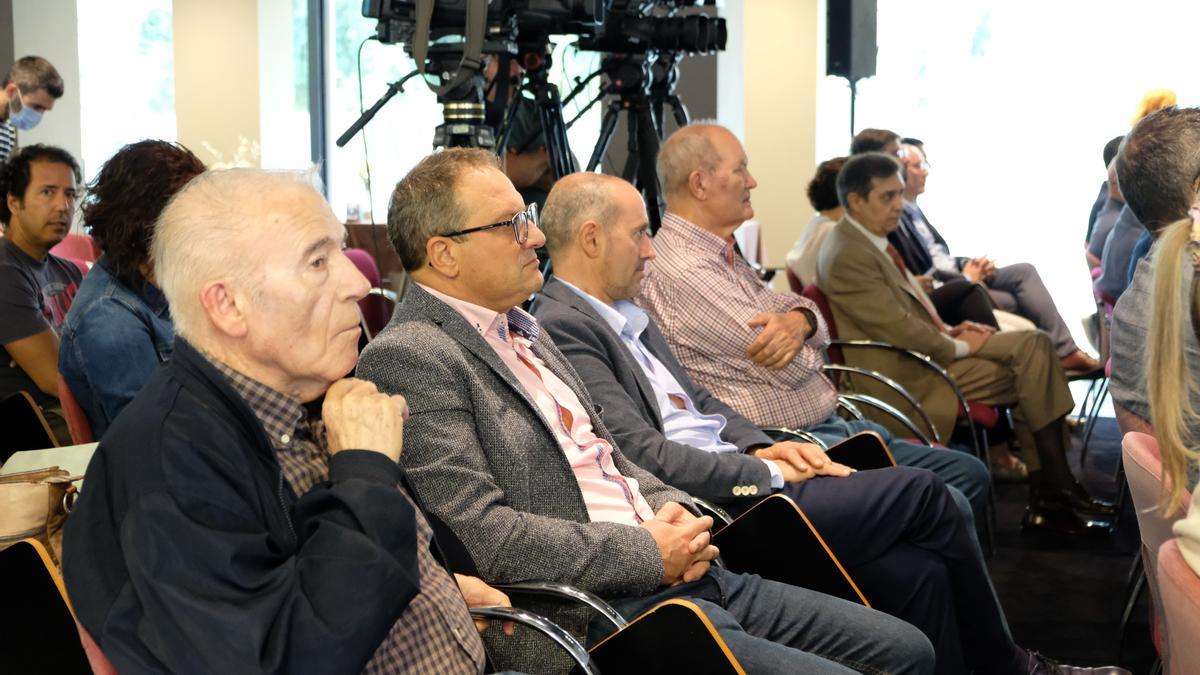 Participantes en &quot;Converses de futur&quot; en el Museo del Calzado de Elda.