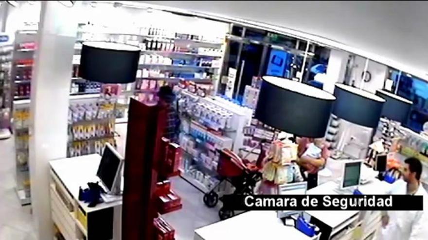 Un atracador es ignorado por los farmacéuticos y clientes de una farmacia en Sevilla