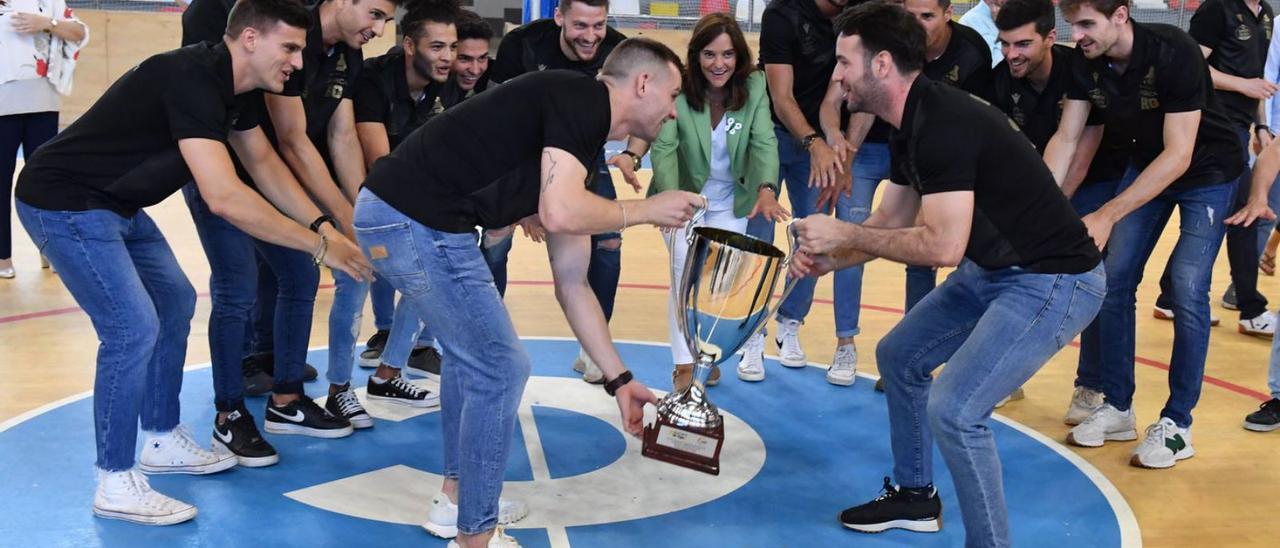 César Carballeira y David Torres levantan la copa de la liga en la celebración en el Palacio. |  // VÍCTOR ECHAVE