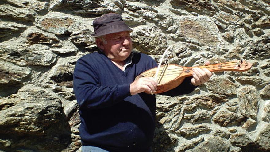 Amador Bruña. el último fabricante del rabel sanabrés.