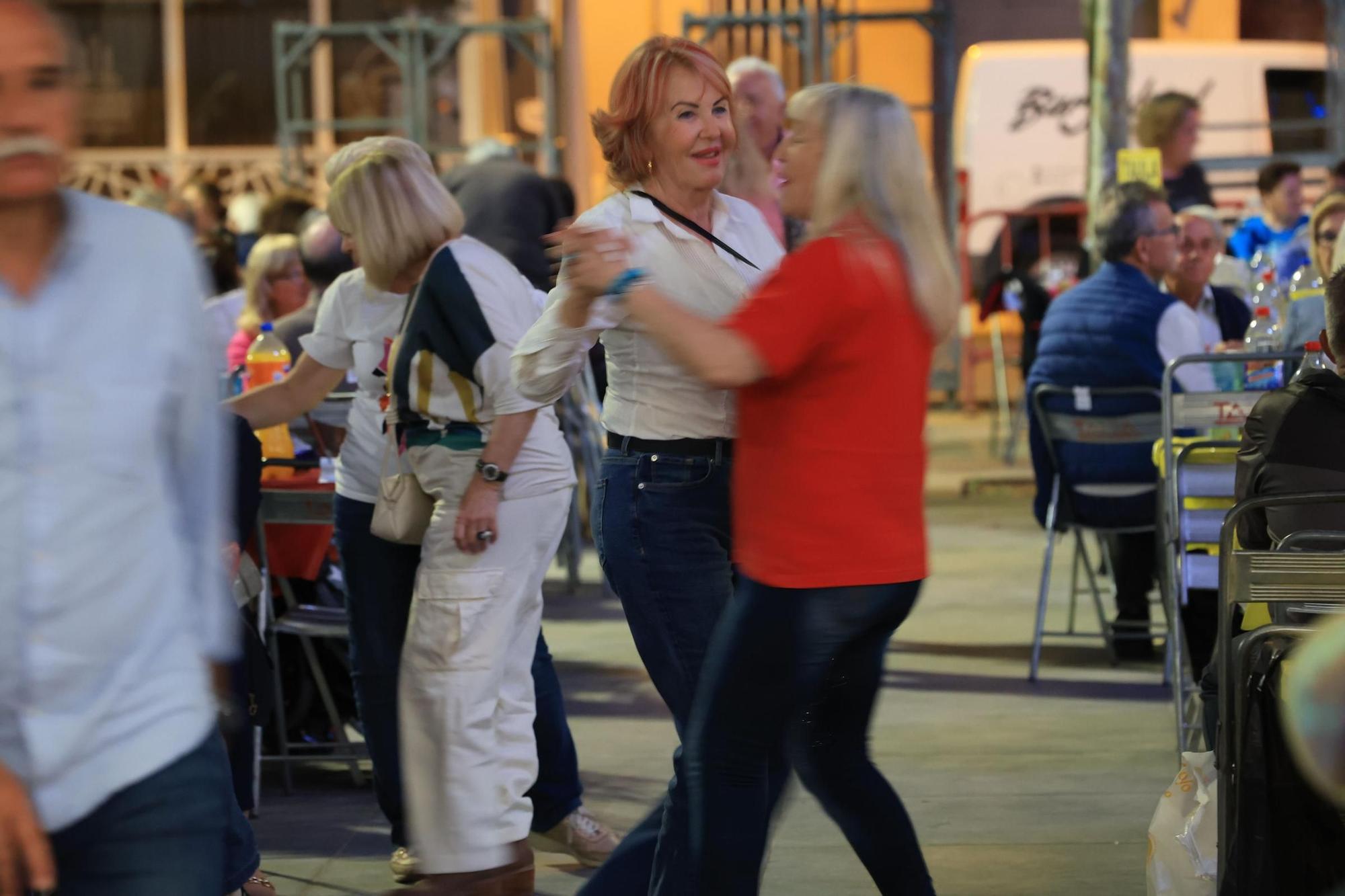 Búscate en la galería de fotos del Macrosopar de Veïns de las fiestas de Vila-real