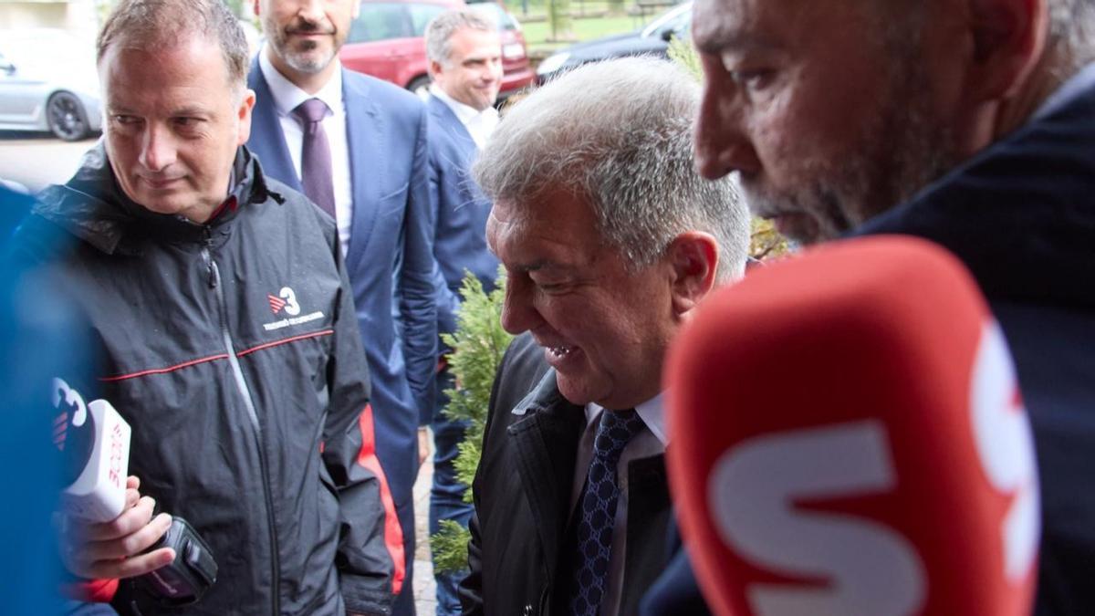 Laporta, a la entrada del Mesón donde almorzó con la directiva de Osasuna
