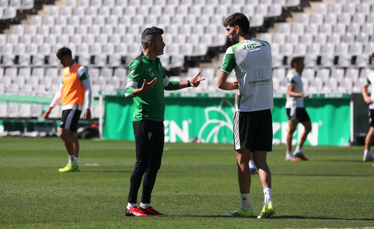 Iván Ania dialoga con Theo Zidane en el entrenamiento de este miércoles.