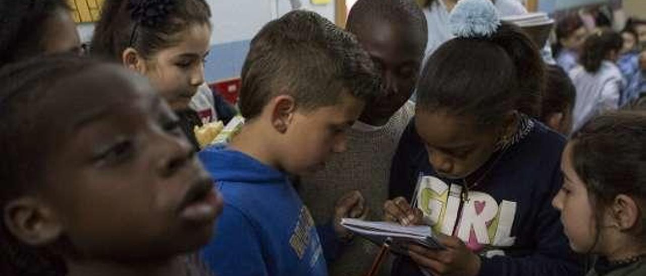 Varios niños en uno de los pasillos del colegio San Pedro de los Arcos.