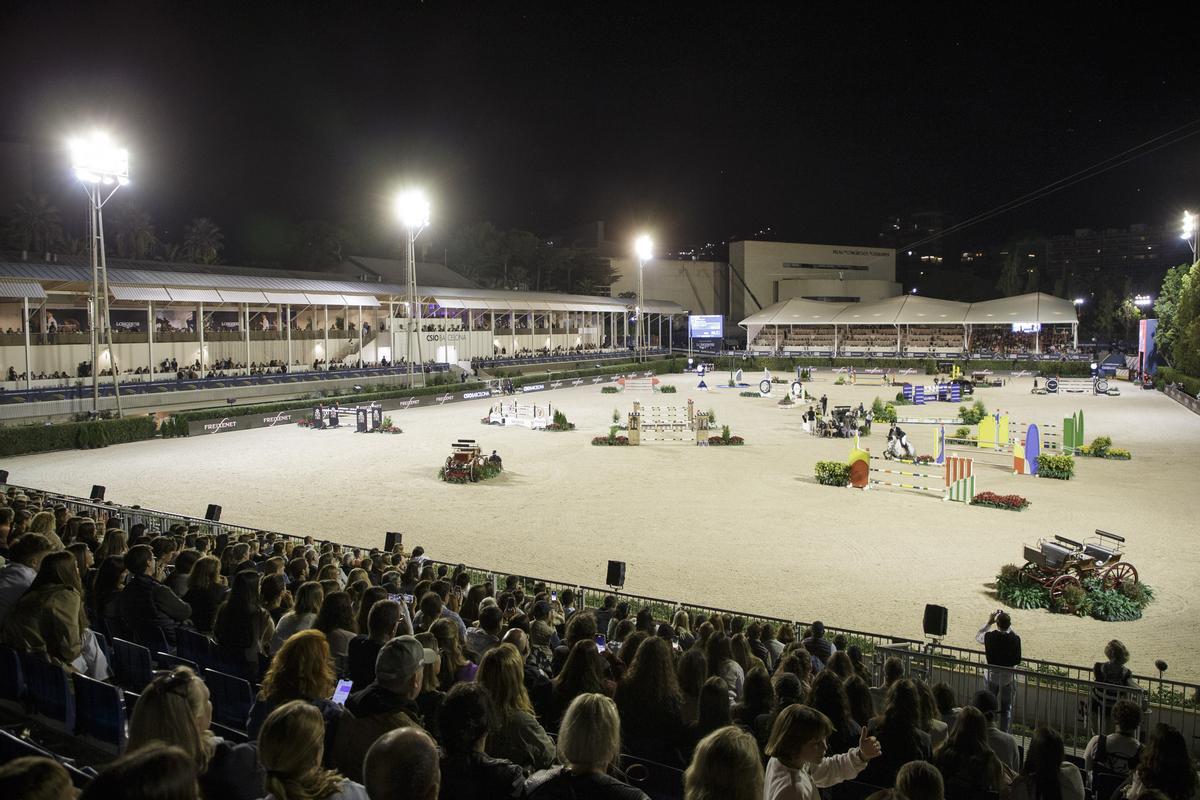 Aficionados disfrutan del concurso hípico