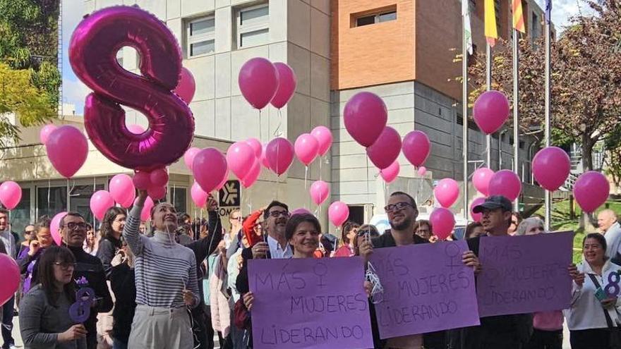 Acto institucional del 8M en San Vicente, con la edil de Derechos Sociales con un globo en forma de ocho